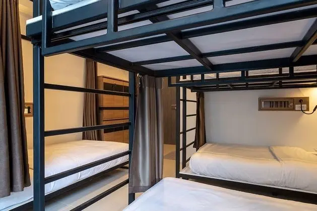 Female Dorm Capsule 5-Beds Private Bathroom