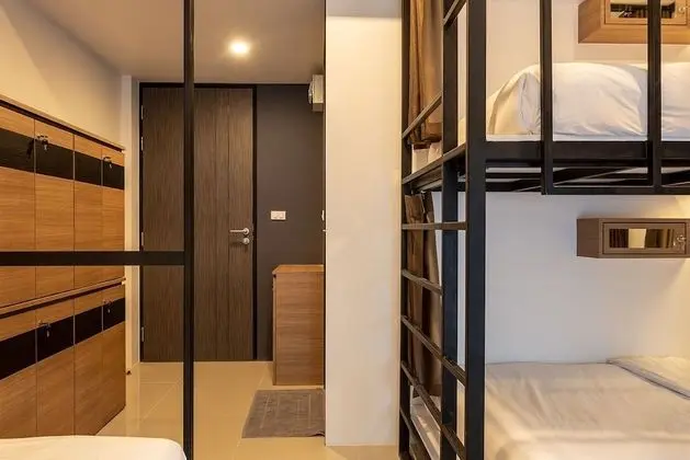 Female Dorm Capsule 5-Beds Private Bathroom