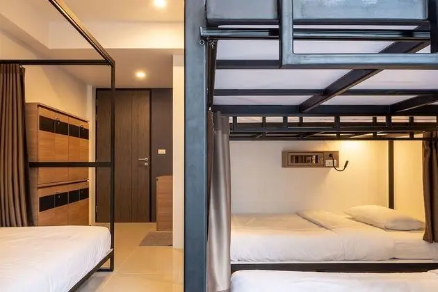 Female Dorm Capsule 5-Beds Private Bathroom