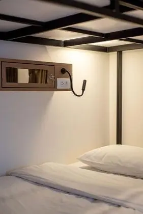 Female Dorm Capsule 5-Beds Private Bathroom