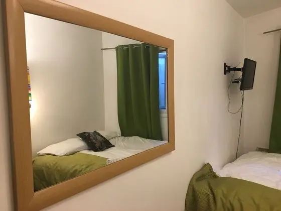 Tek Büyük Yataklı Oda, Ortak Banyo (Subbasement )