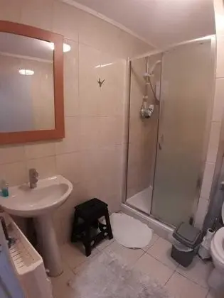 Tek Büyük Yataklı Oda, Ortak Banyo (Subbasement )
