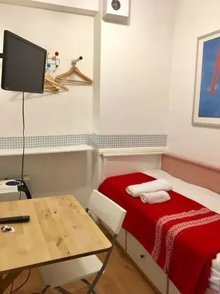 Tek Kişilik Oda, Ortak Banyo (No Windows )