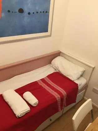 Tek Kişilik Oda, Ortak Banyo (No Windows )