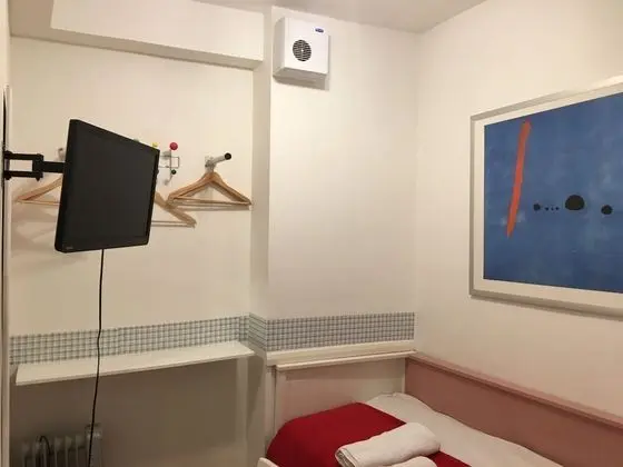 Tek Kişilik Oda, Ortak Banyo (No Windows )