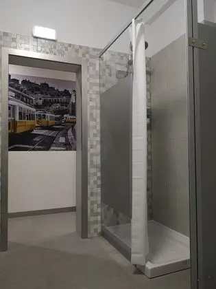 Ortak Ranzalı Oda, Sadece kadınlar için, Ortak Banyo