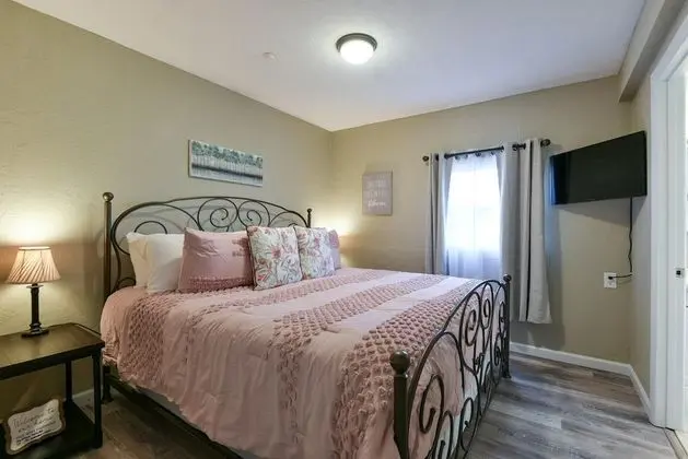 Ev (Stay-n-Play - DOWNTOWN BRANSON - Free)