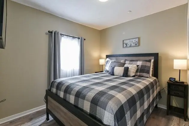 Ev (Stay-n-Play - DOWNTOWN BRANSON - Free)