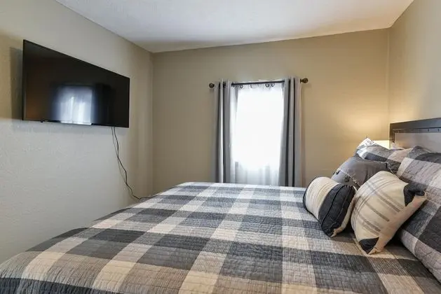 Ev (Stay-n-Play - DOWNTOWN BRANSON - Free)