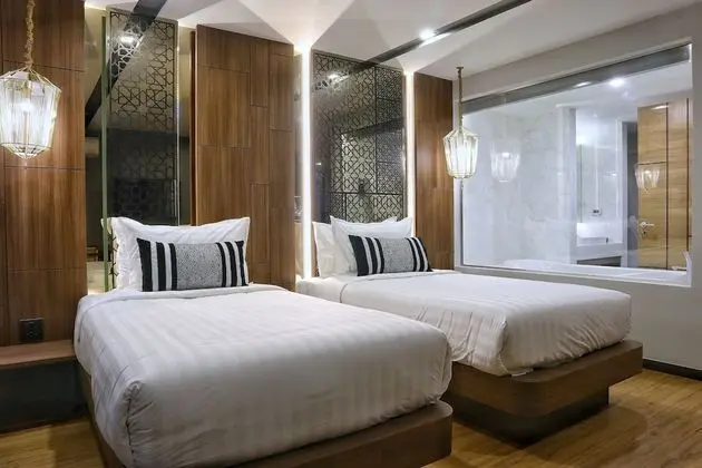Premier Twin with Bathtub