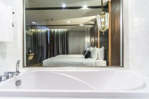 Premier Twin with Bathtub