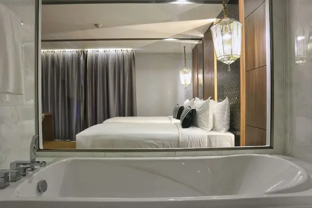 Premier Twin with Bathtub