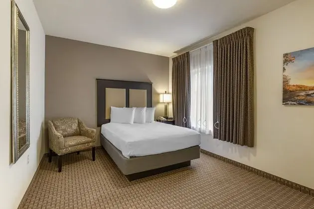Süit, 1 Yatak Odası, Engellilere Uygun (Accessible Suite with Roll-In Shower)