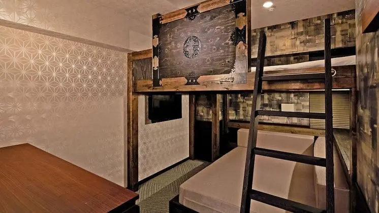 Standard Oda (1 King bed, and Upper Bunk bed)