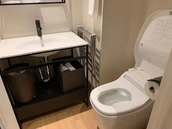 Standard Oda (1 King bed, and Upper Bunk bed)