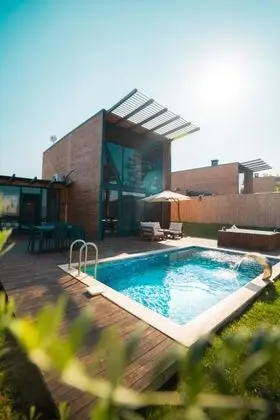 Bungalow 2+1 Oda, Göl Manzaralı, Isıtmalı Özel Havuzlu