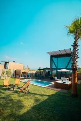 Bungalow 2+1 Oda, Göl Manzaralı, Isıtmalı Özel Havuzlu