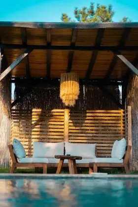 Bungalow 2+1 Oda, Göl Manzaralı, Isıtmalı Özel Havuzlu