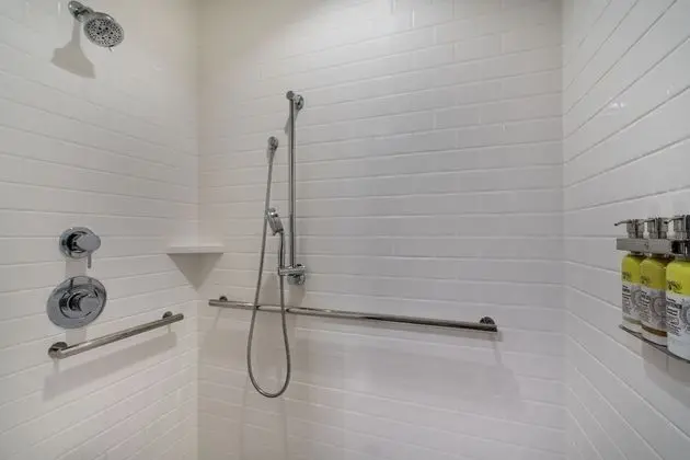 Oda, 2 Yatak Odası, Mutfak (Roll-In Shower)