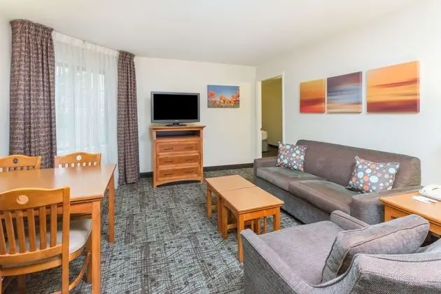 Süit, Birden Çok Yatak (Two Bedroom Suite - One Queen and Two)