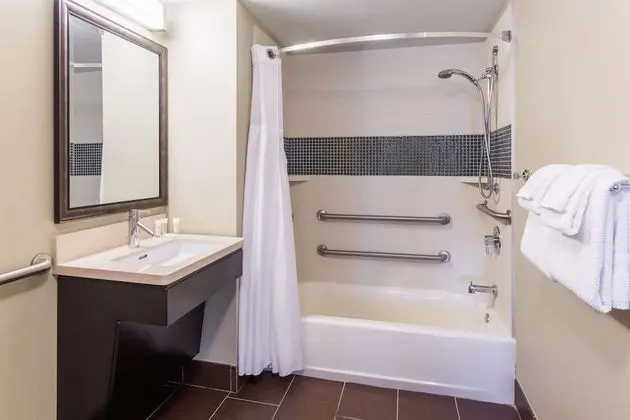 Süit, 1 Büyük (Queen) Boy Yatak, Engellilere Uygun (Mobility Tub One Bedroom)