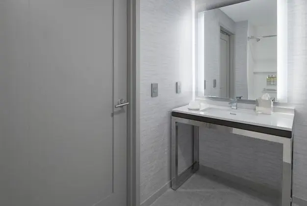 Oda, 1 En Büyük (King) Boy Yatak, Engellilere Uygun, Mutfak (Mobility, Roll-In Shower)