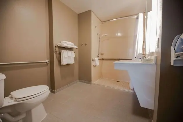 Süit, 1 Büyük (Queen) Boy Yatak, Engellilere Uygun (Mobility Tub One Bedroom)