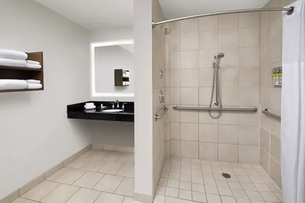 Süit, 2 Yatak Odası, Mutfak (Hearing, Roll-In Shower)