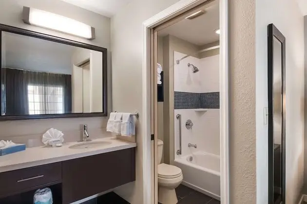 Süit, 2 Büyük (Queen) Boy Yatak, Engellilere Uygun (Two Bedroom Mobility Hearing Shower)