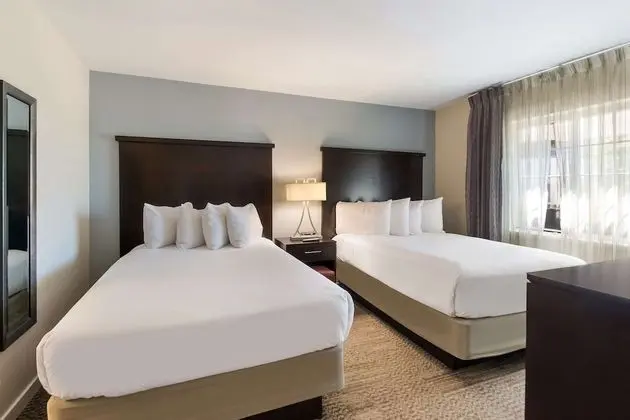 Süit, Birden Çok Yatak (Two Bedroom King and Two Doubles)