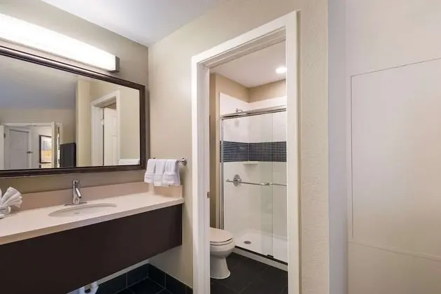 Süit, Birden Çok Yatak (Two Bedroom King and Two Doubles)