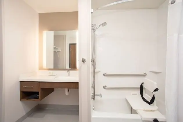 Süit, 1 Yatak Odası, Engellilere Uygun, Mutfak (2 Queen Beds, Roll-In Shower)
