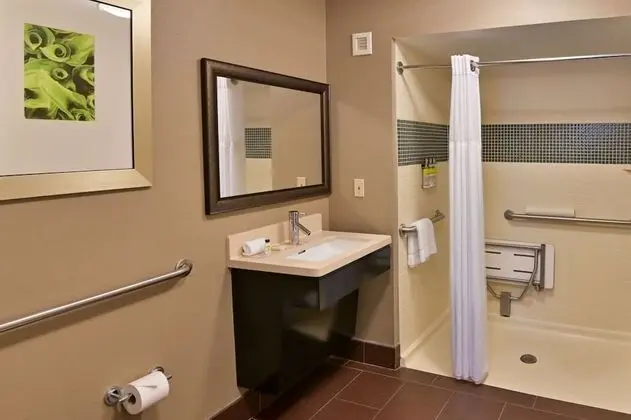 Süit, Birden Çok Yatak, Engellilere Uygun (Mobility Roll in Shower Two Bedrooms)