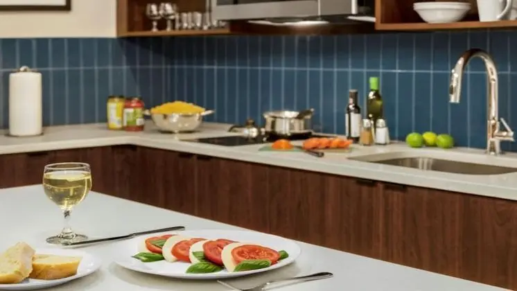 Süit, 1 Yatak Odası (Communication, Roll-In Shower)