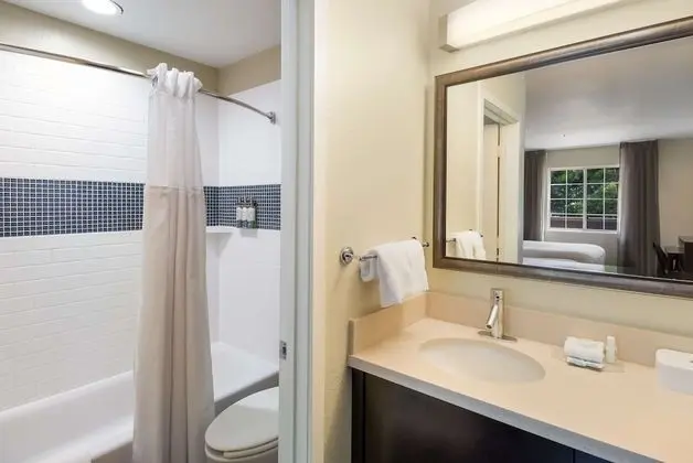Süit, 1 Büyük (Queen) Boy Yatak, Engellilere Uygun (One Bedroom Mobility Roll in Shower)