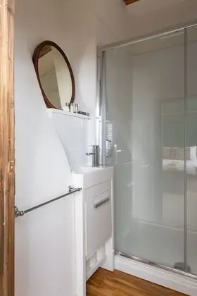 Deluxe Apart Daire, Banyolu/Duşlu (The Bright Suite)