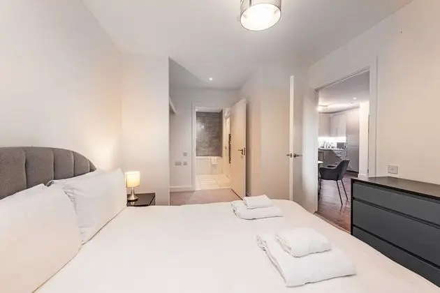 Spacious 2 bed with balcony