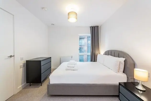 Spacious 2 bed with balcony