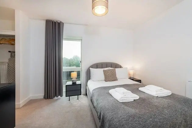 Spacious 2 bed with balcony