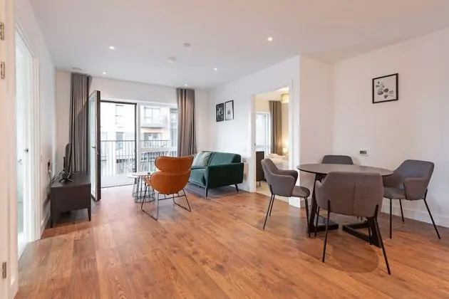 Spacious 2 bed with balcony
