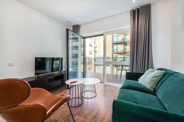 Spacious 2 bed with balcony