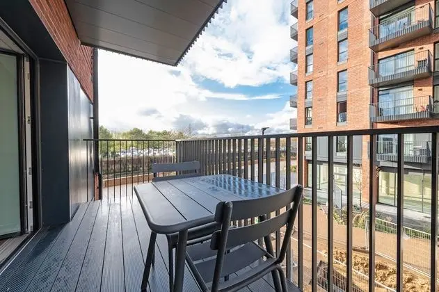Spacious 2 bed with balcony