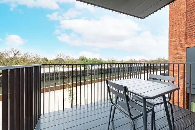 Stylish 1 bed with balcony