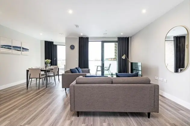 Homely 2 bed with balcony