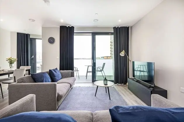 Homely 2 bed with balcony