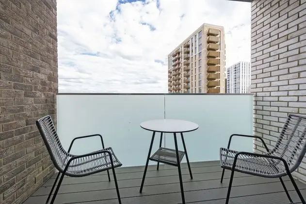 Homely 2 bed with balcony