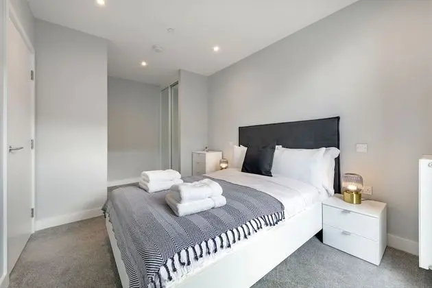 Modern 1 bed with balcony