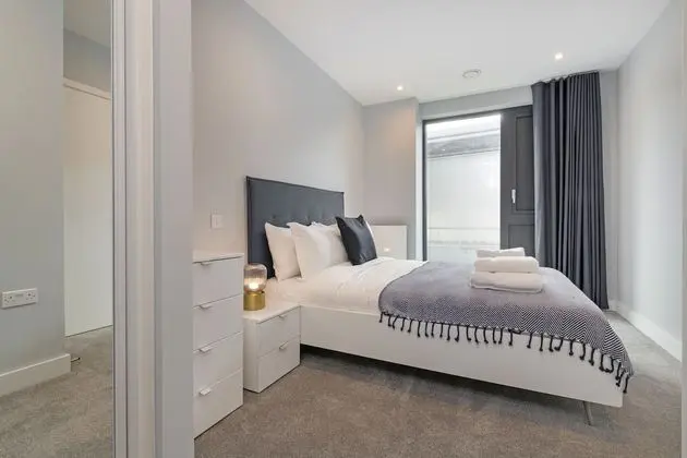 Modern 1 bed with balcony