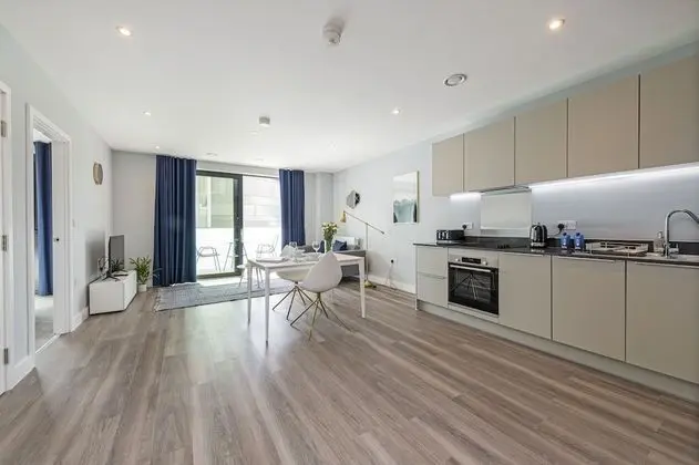 Modern 1 bed with balcony