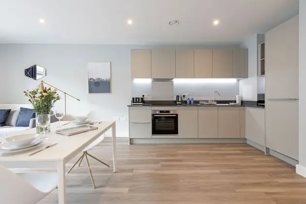 Modern 1 bed with balcony